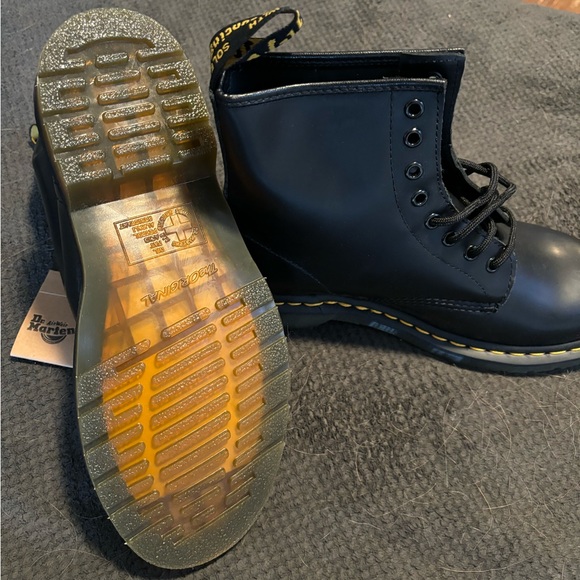 Men’s Dr. Martens, Size 8, Air Wair  Boot. - Picture 4 of 4